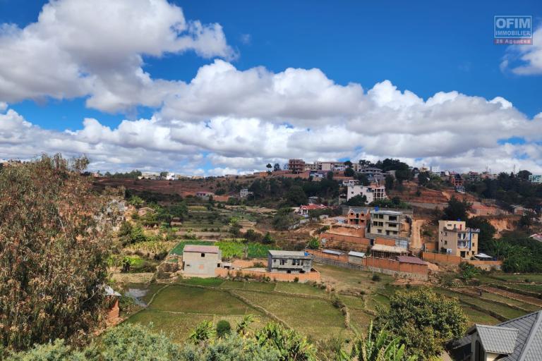A vendre une superbe villa neuve &agrave; &eacute;tage type F6 facile d'acc&egrave;s &agrave; quelques minute de By Pass situ&eacute; &agrave; Alasora