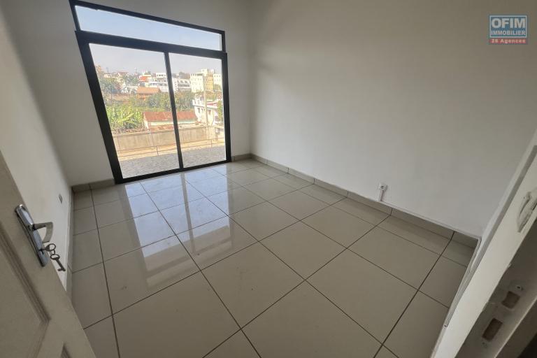 &Agrave; LOUER &ndash; IMMEUBLE COMPLET AVEC 5 LOGEMENTS &Agrave; ANALAMAHITSY PARK