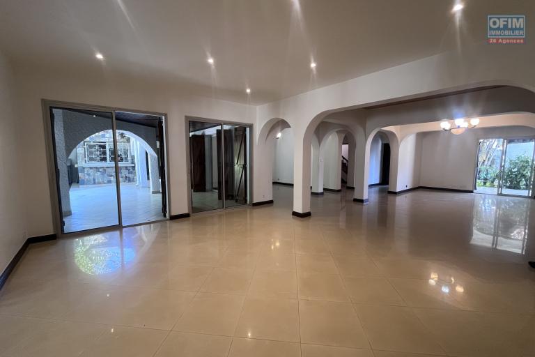 Une belle villa F6 à Ambatobe tout près du Lycée Français