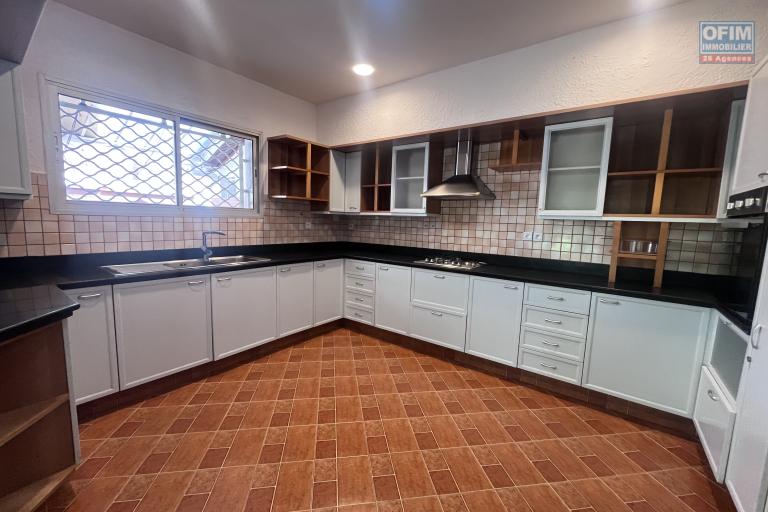 Une belle villa F6 à Ambatobe tout près du Lycée Français