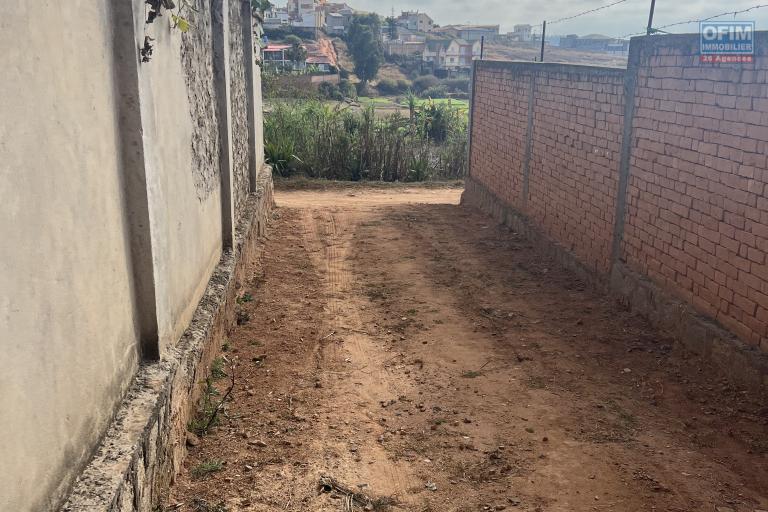 A VENDRE- Villa basse à terminer à Lohanosy Ambohijanaka Nord - la route d'entrée au bien