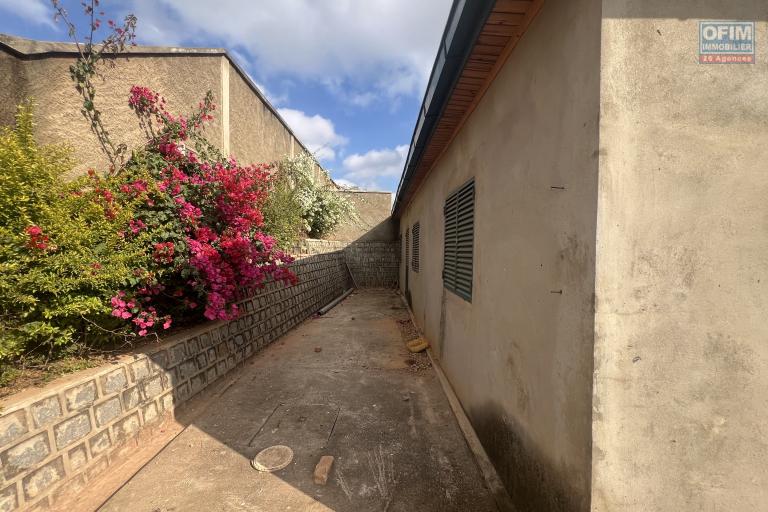 A VENDRE- Villa basse à terminer à Lohanosy Ambohijanaka Nord - façade opposée de la maison