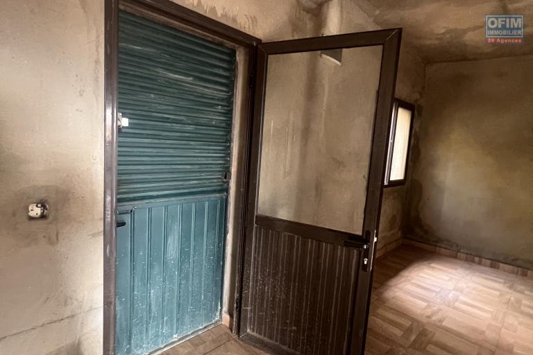 A VENDRE- Villa basse à terminer à Lohanosy Ambohijanaka Nord - porte de living