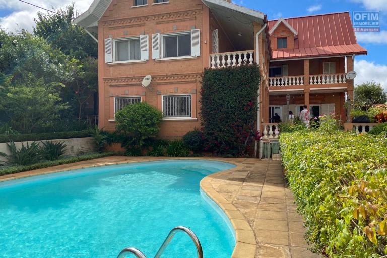 Une villa F6 de type traditionnel avec piscine à Ambatobe