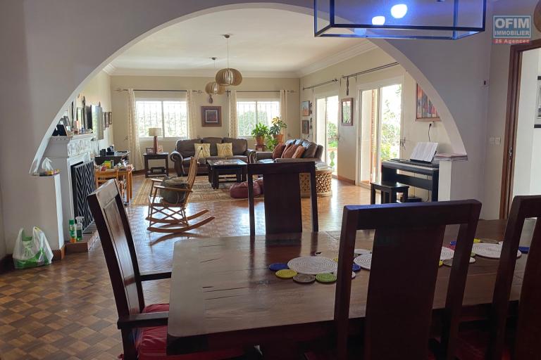 Une villa F6 de type traditionnel avec piscine à Ambatobe