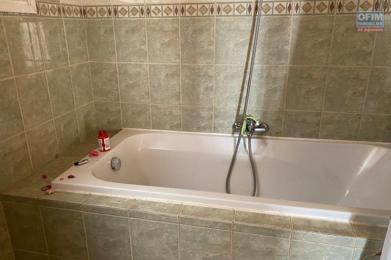 Une villa F6 de type traditionnel avec piscine à Ambatobe