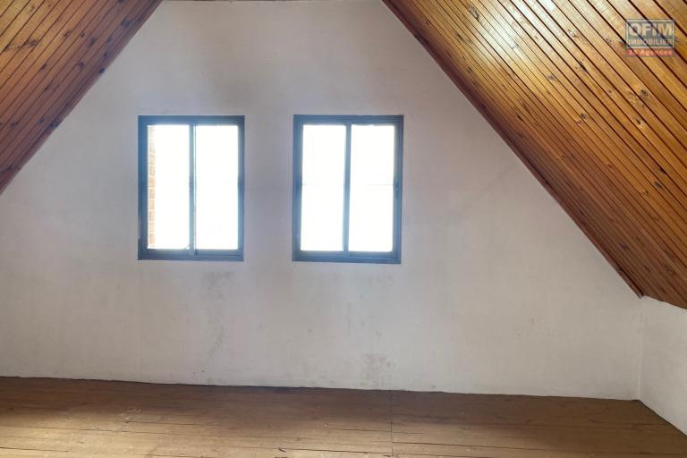 Une villa F6 de type traditionnel avec piscine à Ambatobe