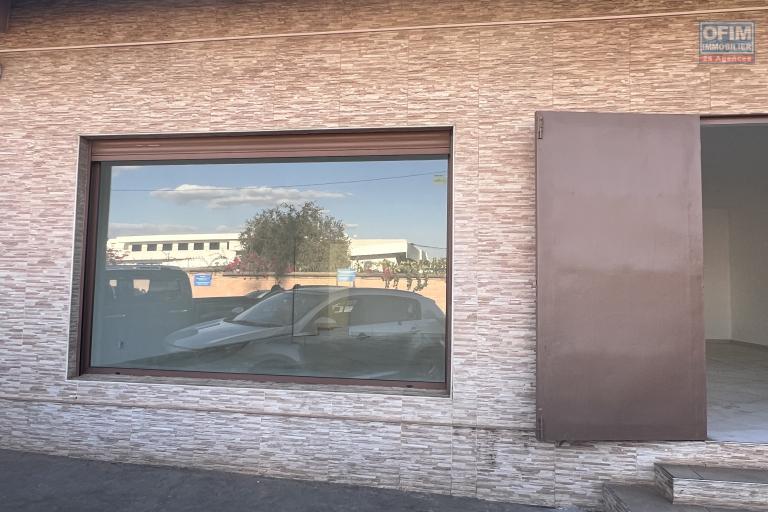 &Agrave; LOUER &ndash; Local spacieux de 79 m2 &agrave; Talatamaty - facade devant