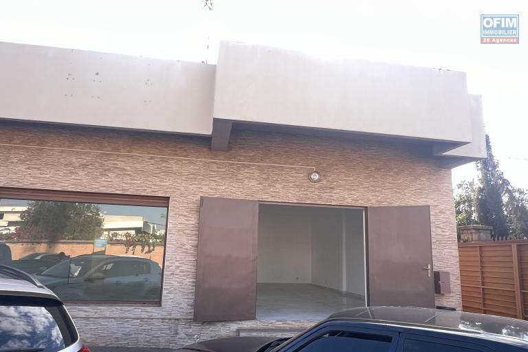 &Agrave; LOUER &ndash; Local spacieux de 79 m2 &agrave; Talatamaty - facade devant