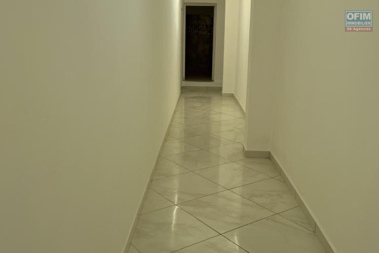&Agrave; LOUER &ndash; Local spacieux de 79 m2 &agrave; Talatamaty - couloir pour aller au toilette
