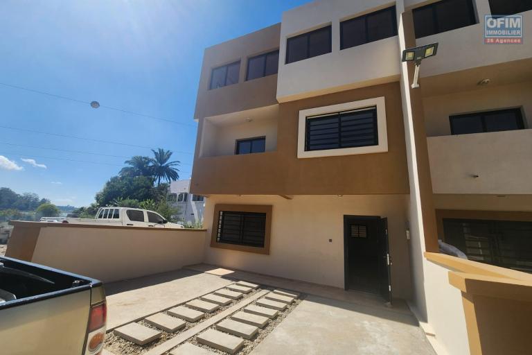 A louer une maison neuve mitoyenne R+2 type F6 dans une r&eacute;sidence s&eacute;curis&eacute;e &agrave; Ambohibao.