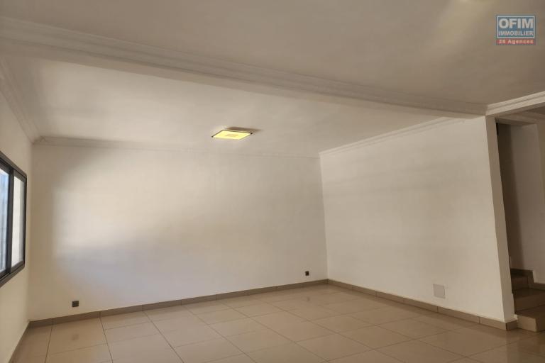 A louer une maison neuve mitoyenne R+2 type F6 dans une r&eacute;sidence s&eacute;curis&eacute;e &agrave; Ambohibao.