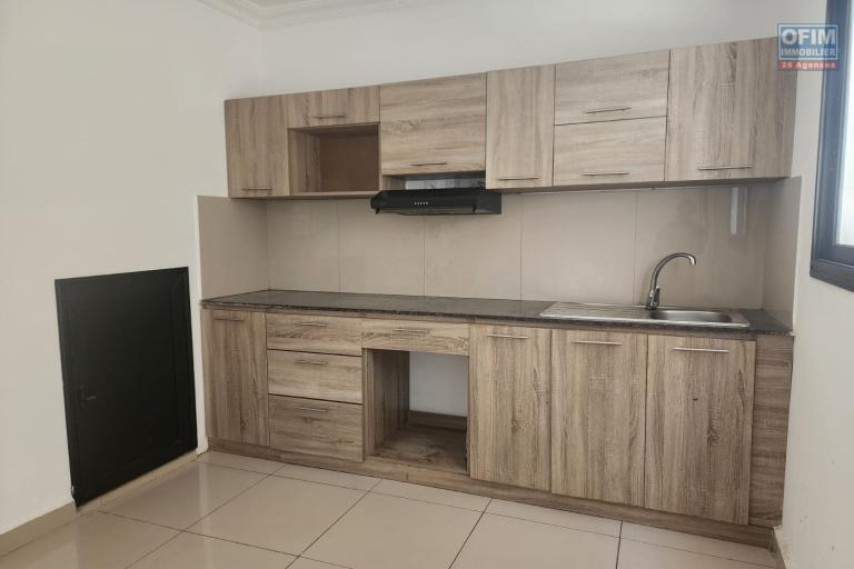 A louer une maison neuve mitoyenne R+2 type F6 dans une r&eacute;sidence s&eacute;curis&eacute;e &agrave; Ambohibao.