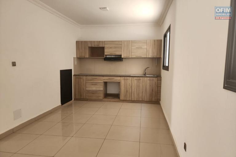 A louer une maison neuve mitoyenne R+2 type F6 dans une r&eacute;sidence s&eacute;curis&eacute;e &agrave; Ambohibao.