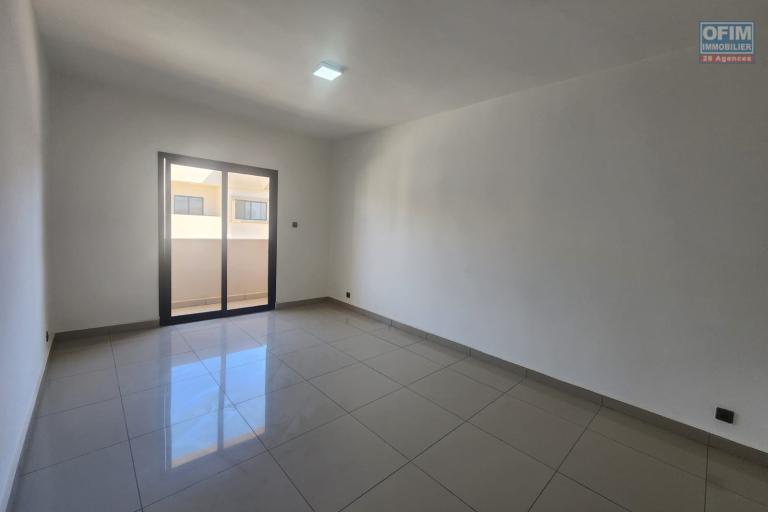 A louer une maison neuve mitoyenne R+2 type F6 dans une r&eacute;sidence s&eacute;curis&eacute;e &agrave; Ambohibao.