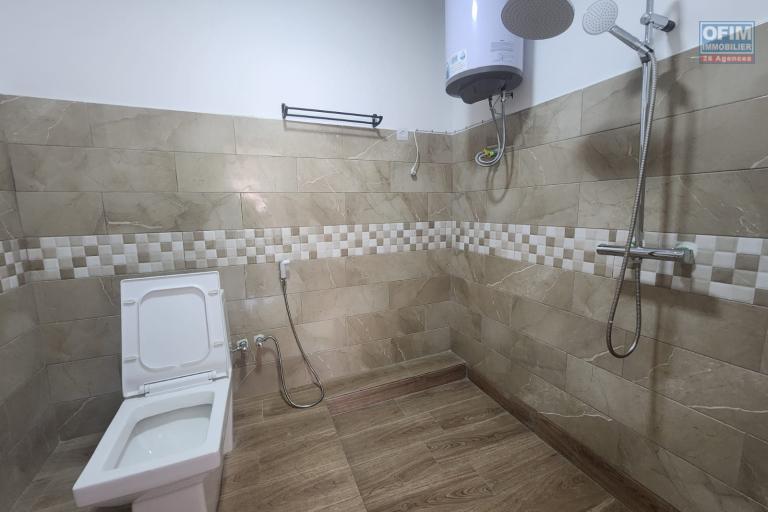 A louer une maison neuve mitoyenne R+2 type F6 dans une r&eacute;sidence s&eacute;curis&eacute;e &agrave; Ambohibao.