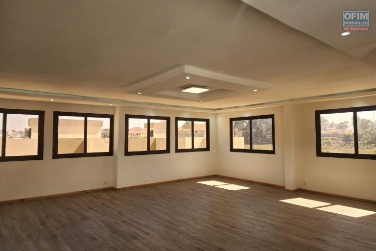 A louer une maison neuve mitoyenne R+2 type F6 dans une r&eacute;sidence s&eacute;curis&eacute;e &agrave; Ambohibao.