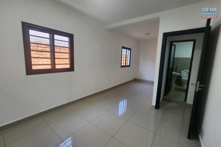 A louer une maison neuve mitoyenne R+2 type F6 dans une r&eacute;sidence s&eacute;curis&eacute;e &agrave; Ambohibao.