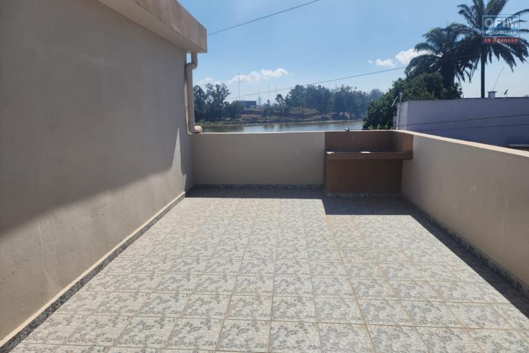 A louer une maison neuve mitoyenne R+2 type F6 dans une r&eacute;sidence s&eacute;curis&eacute;e &agrave; Ambohibao.