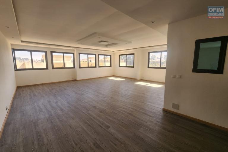 A louer une maison neuve mitoyenne R+2 type F6 dans une r&eacute;sidence s&eacute;curis&eacute;e &agrave; Ambohibao.
