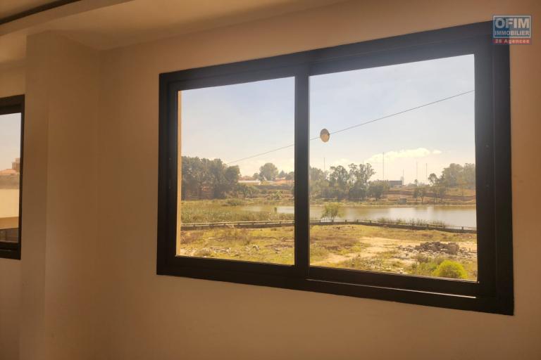 A louer une maison neuve mitoyenne R+2 type F6 dans une r&eacute;sidence s&eacute;curis&eacute;e &agrave; Ambohibao.