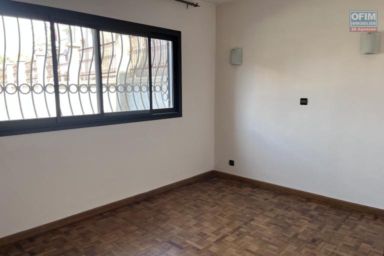 Un appartement T3 s&eacute;curis&eacute; &agrave; Alarobia Ivandry
