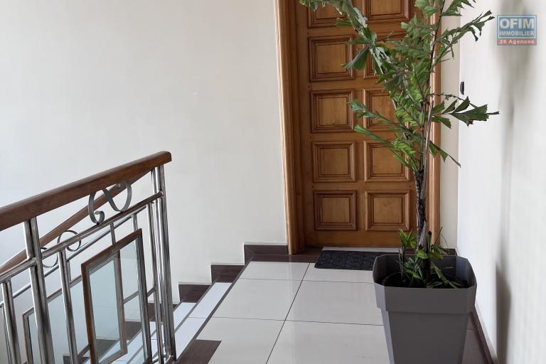 Un appartement T3 meubl&eacute; s&eacute;curis&eacute; &agrave; Alarobia Ivandry