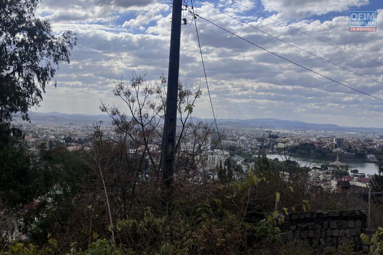 Vente d'un terrain de 2 200m2 avec vue sur le lac Anosy à Fort Voyron