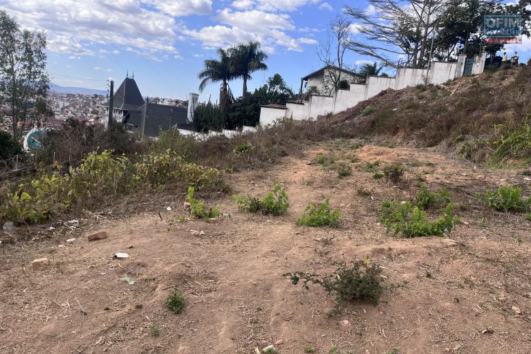 Vente d'un terrain de 2 200m2 avec vue sur le lac Anosy à Fort Voyron