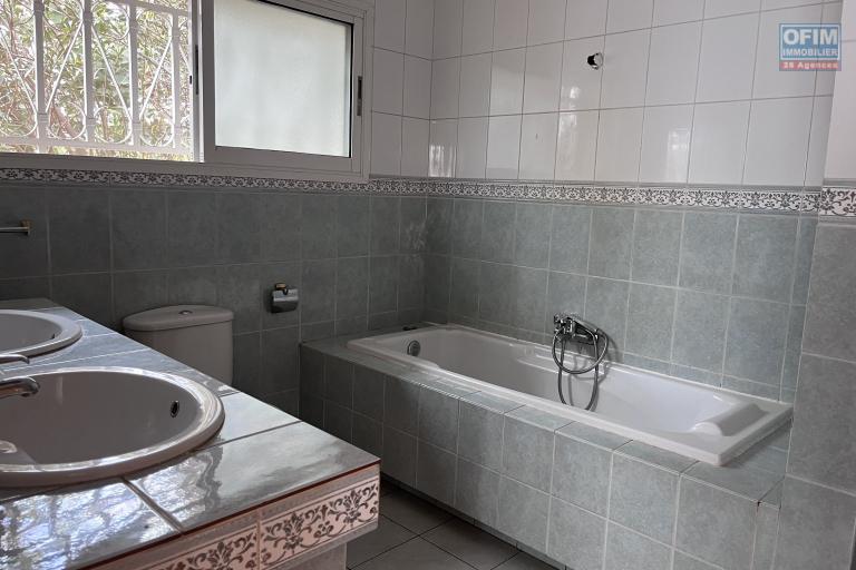 Une villa F6 de type traditionnel avec piscine à Ambatobe