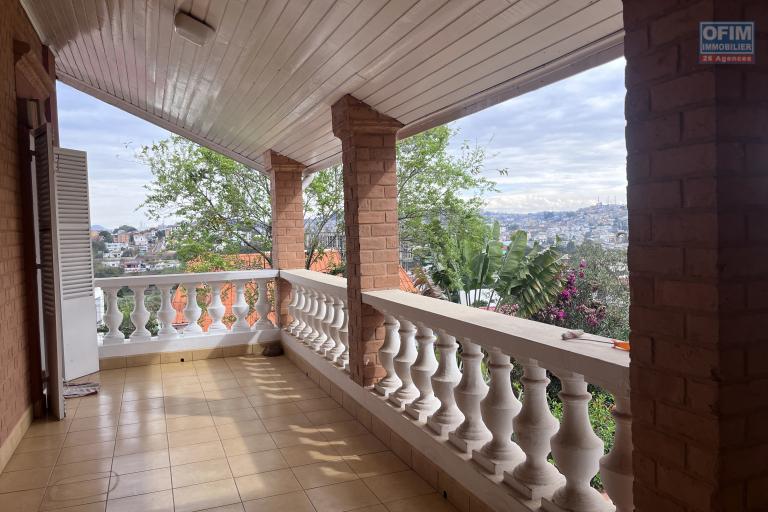 Une villa F6 de type traditionnel avec piscine à Ambatobe