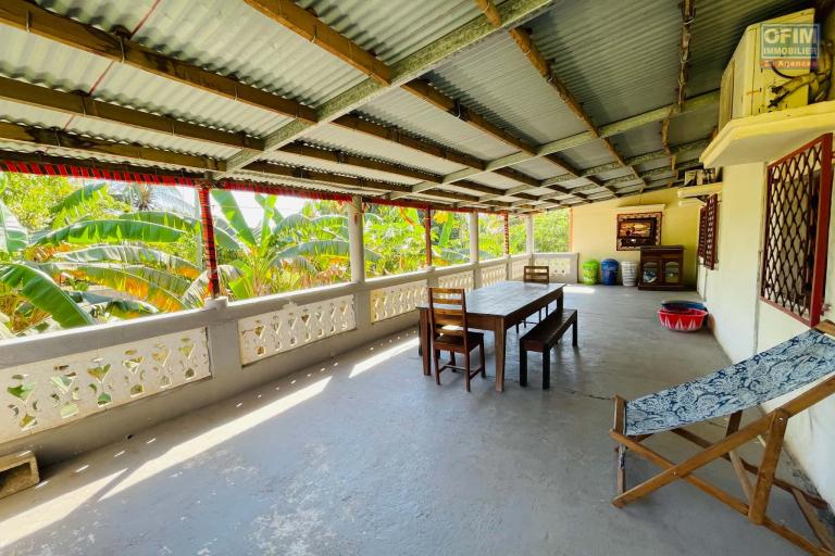 Vente Maison / Villa MAJUNGA (MAHAJUNGA) – photo 2 sur 9 – grande terrasse avec vu sur le voisinage