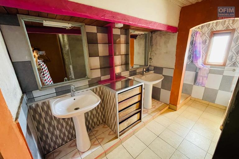 Vente Maison / Villa MAJUNGA (MAHAJUNGA) – photo 4 sur 9 – salle de bain proche de la chambre 2 et 3