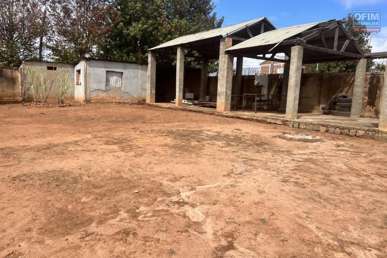 A louer - Terrain de 500 m2 avec hangar à Amborompotsy Talatamaty