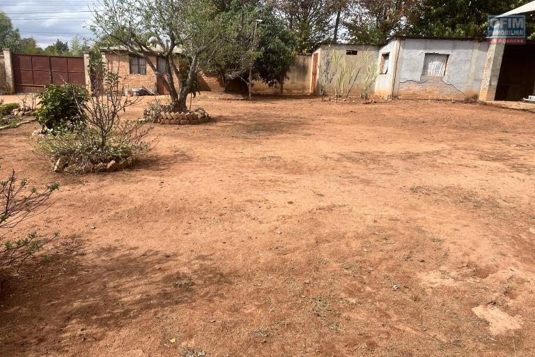 A louer - Terrain de 500 m2 avec hangar à Amborompotsy Talatamaty