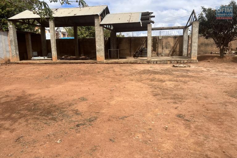 A louer - Terrain de 500 m2 avec hangar à Amborompotsy Talatamaty