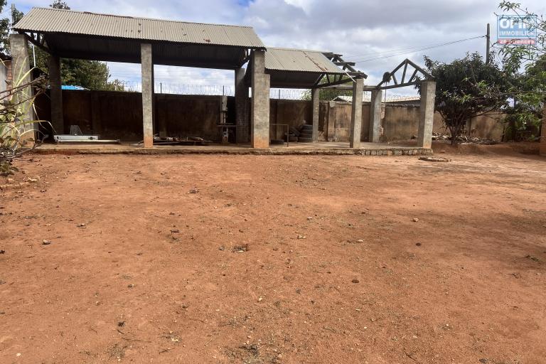 A louer - Terrain de 500 m2 avec hangar à Amborompotsy Talatamaty