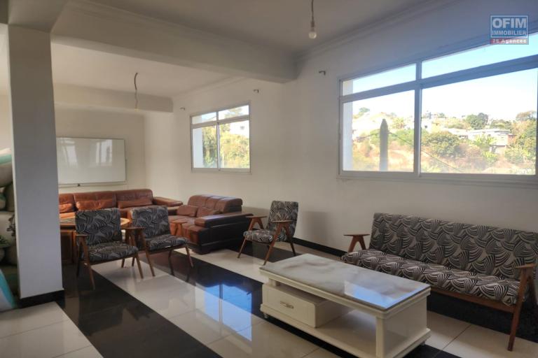 A louer une grande propriété de 3 000 m2 avec immeuble de R+3 et villa F9 idéale pour activités professionnelles, commerciales ou centre de loisir située à Sabotsy Namehana à 20 mn de l'aéroport Ivato via la rocade de Tsarasaotra