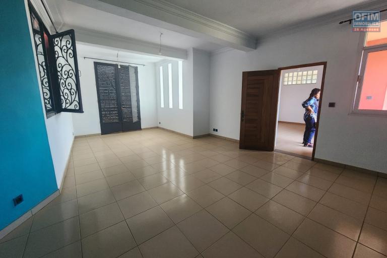 A louer une grande propriété de 3 000 m2 avec immeuble de R+3 et villa F9 idéale pour activités professionnelles, commerciales ou centre de loisir située à Sabotsy Namehana à 20 mn de l'aéroport Ivato via la rocade de Tsarasaotra