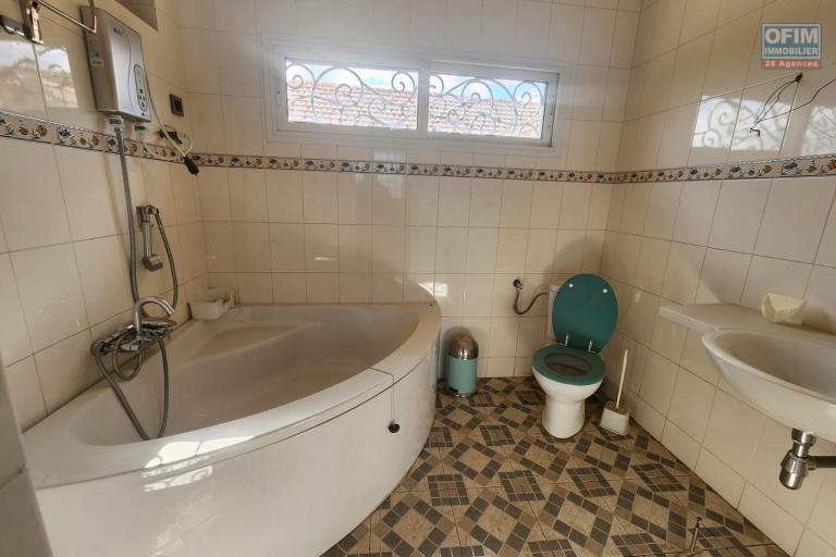 A louer une grande propriété de 3 000 m2 avec immeuble de R+3 et villa F9 idéale pour activités professionnelles, commerciales ou centre de loisir située à Sabotsy Namehana à 20 mn de l'aéroport Ivato via la rocade de Tsarasaotra