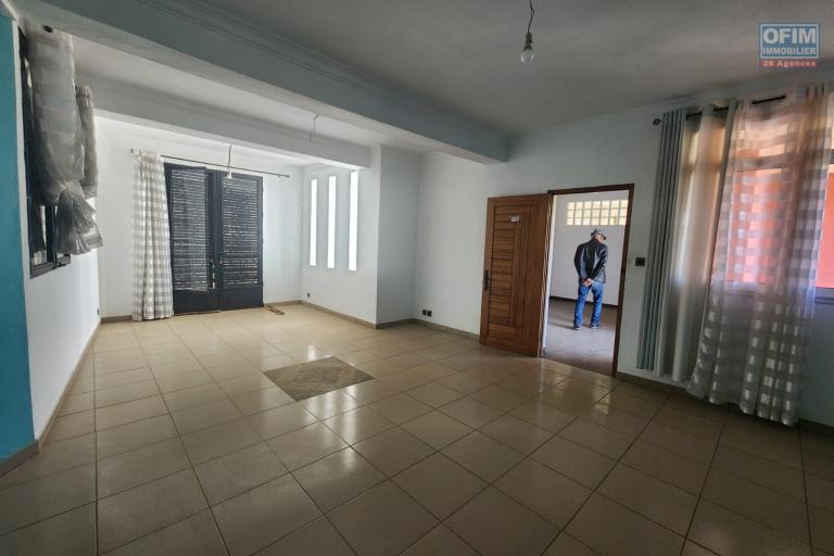 A louer une grande propriété de 3 000 m2 avec immeuble de R+3 et villa F9 idéale pour activités professionnelles, commerciales ou centre de loisir située à Sabotsy Namehana à 20 mn de l'aéroport Ivato via la rocade de Tsarasaotra