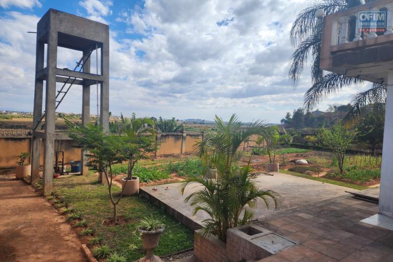 A louer une grande propriété de 3 000 m2 avec immeuble de R+3 et villa F9 idéale pour activités professionnelles, commerciales ou centre de loisir située à Sabotsy Namehana à 20 mn de l'aéroport Ivato via la rocade de Tsarasaotra