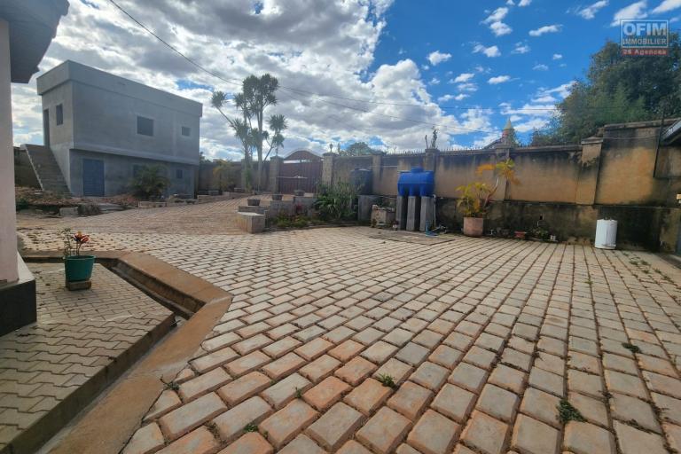 A louer une grande propriété de 3 000 m2 avec immeuble de R+3 et villa F9 idéale pour activités professionnelles, commerciales ou centre de loisir située à Sabotsy Namehana à 20 mn de l'aéroport Ivato via la rocade de Tsarasaotra