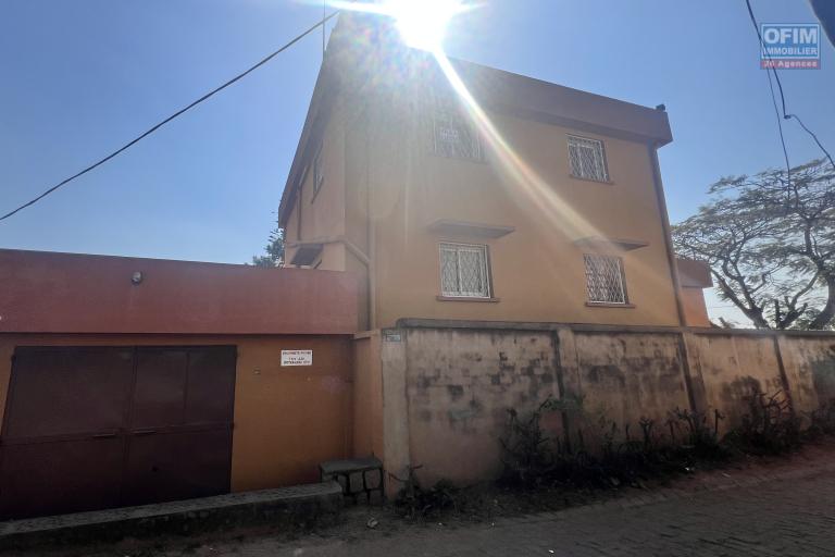 À LOUER – Grande villa semi-meublée avec studio à Soamananety Ambohidratrimo.