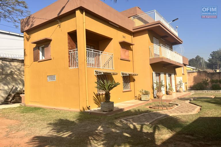 À LOUER – Grande villa semi-meublée avec studio à Soamananety Ambohidratrimo.