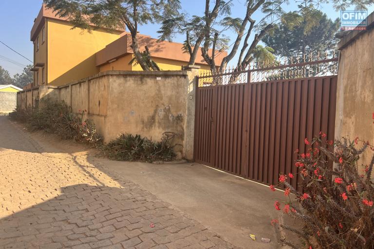 À LOUER – Grande villa semi-meublée avec studio à Soamananety Ambohidratrimo.