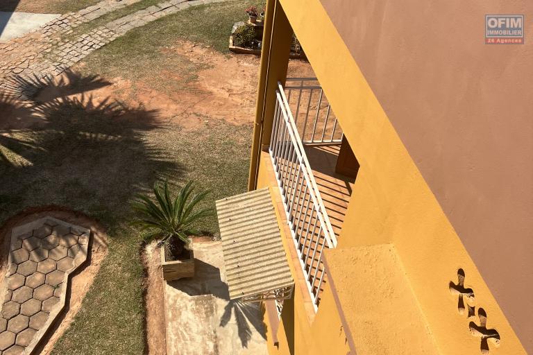 À LOUER – Grande villa semi-meublée avec studio à Soamananety Ambohidratrimo.