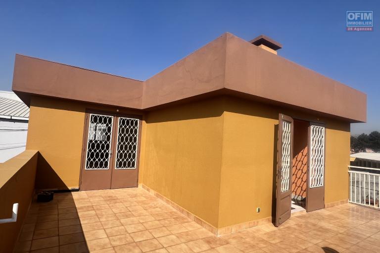 À LOUER – Grande villa semi-meublée avec studio à Soamananety Ambohidratrimo.