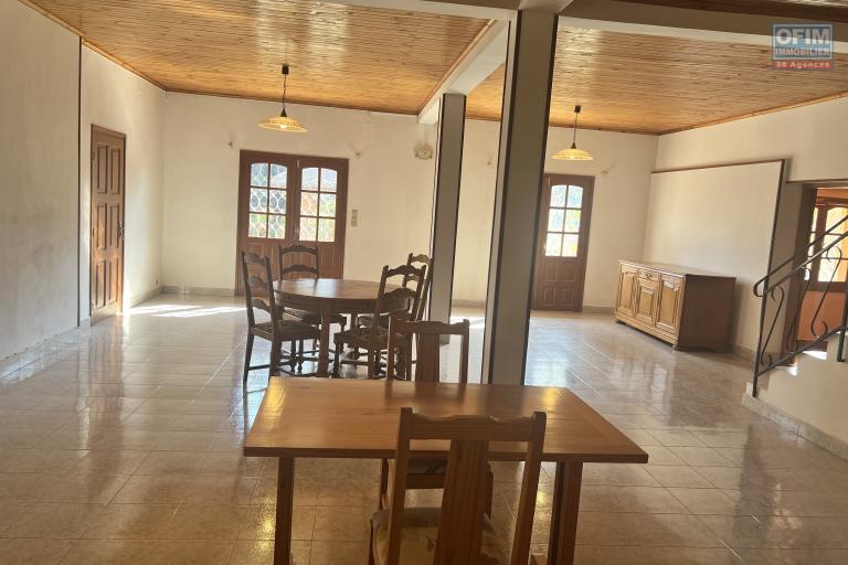 À LOUER – Grande villa semi-meublée avec studio à Soamananety Ambohidratrimo.