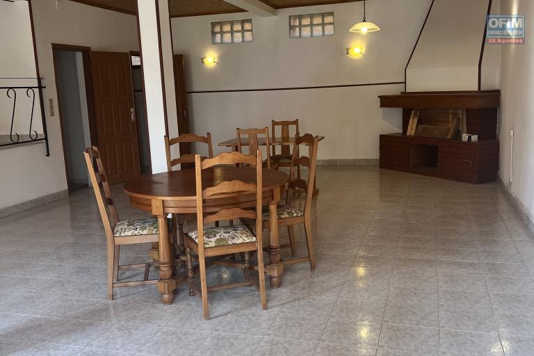 À LOUER – Grande villa semi-meublée avec studio à Soamananety Ambohidratrimo.